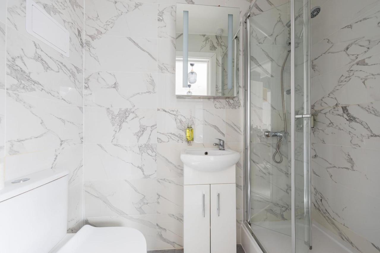 Lovely Private Room And Shower At Anson Hotel London Bagian luar foto